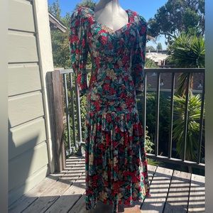 Vintage floral dress with stretchy midsection